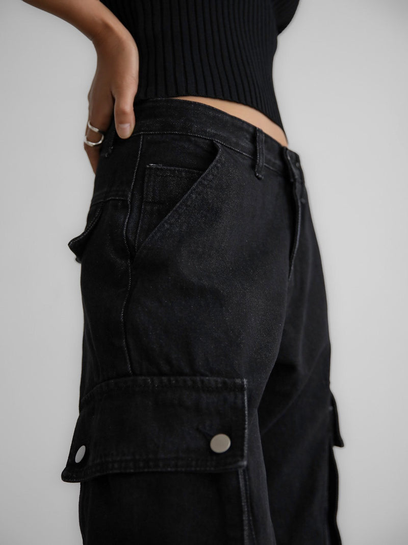WASHED BLACK DENIM LOW RISE CARGO JEANS