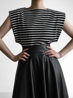 BOATNECK SQUARE SHOULDER SLEEVELESS TOP
