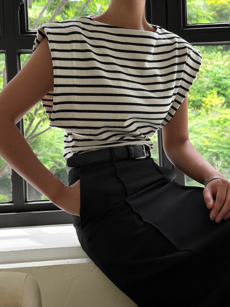 BOATNECK SQUARE SHOULDER SLEEVELESS TOP