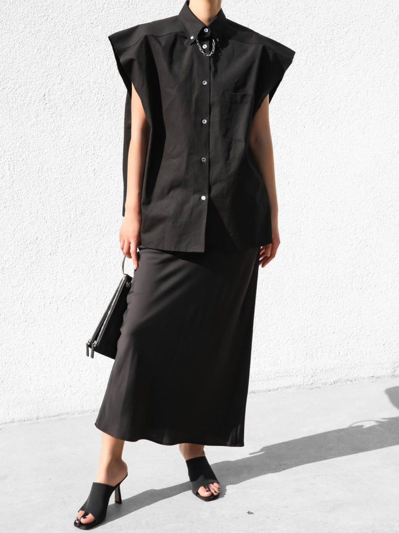 CHAIN NECKLACE DETAIL SLEEVELESS BUTTON DOWN SHIRT