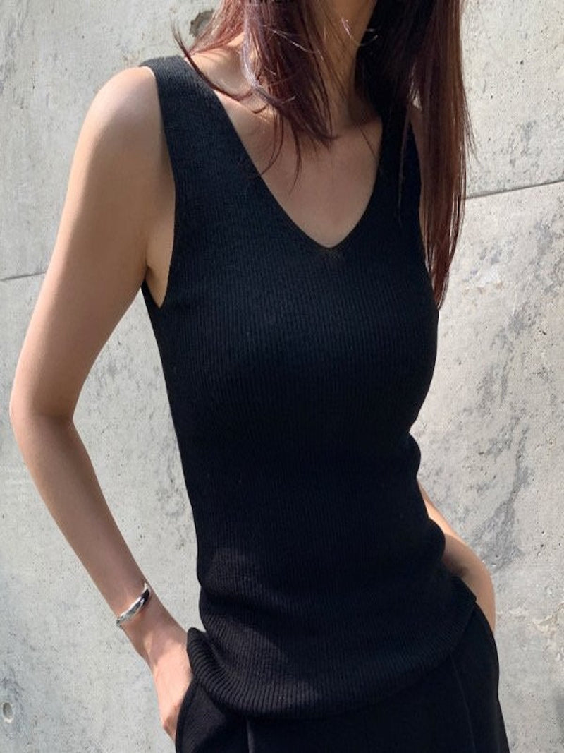 DOUBLE V-NECK SLEEVELESS RIBBED KNIT TOP