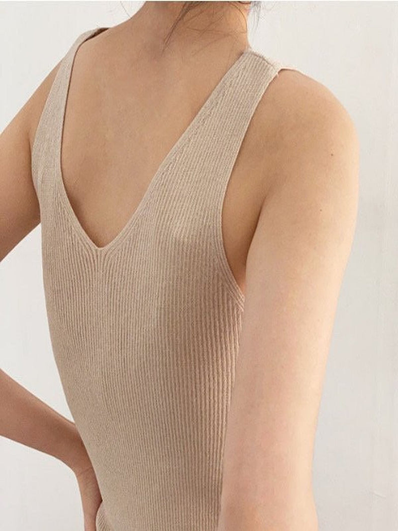 DOUBLE V-NECK SLEEVELESS RIBBED KNIT TOP