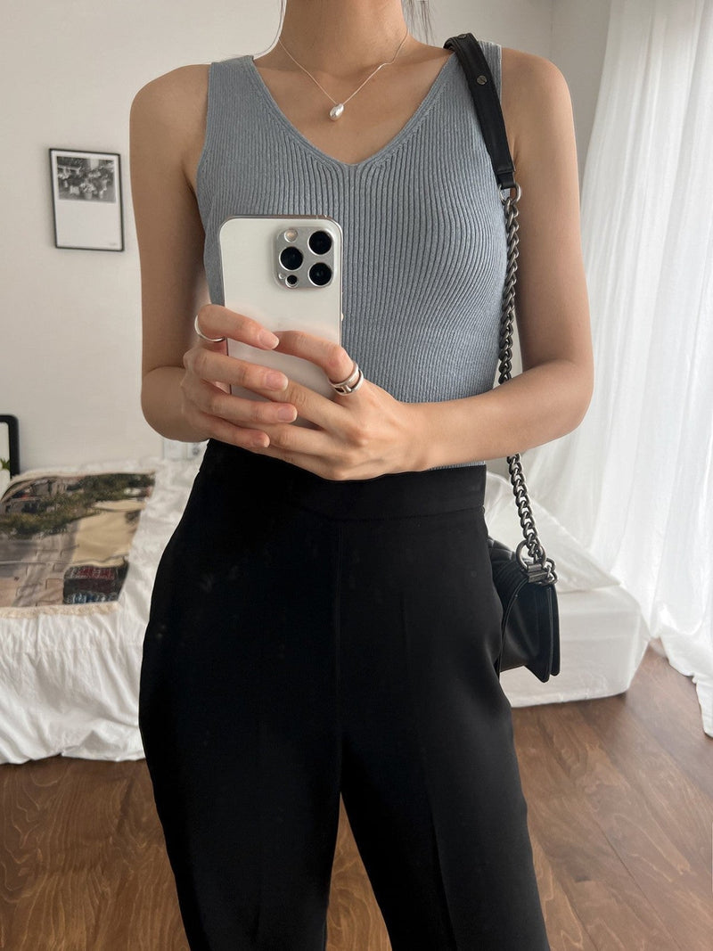 DOUBLE V-NECK SLEEVELESS RIBBED KNIT TOP