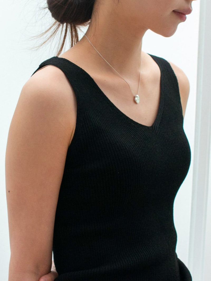 DOUBLE V-NECK SLEEVELESS RIBBED KNIT TOP