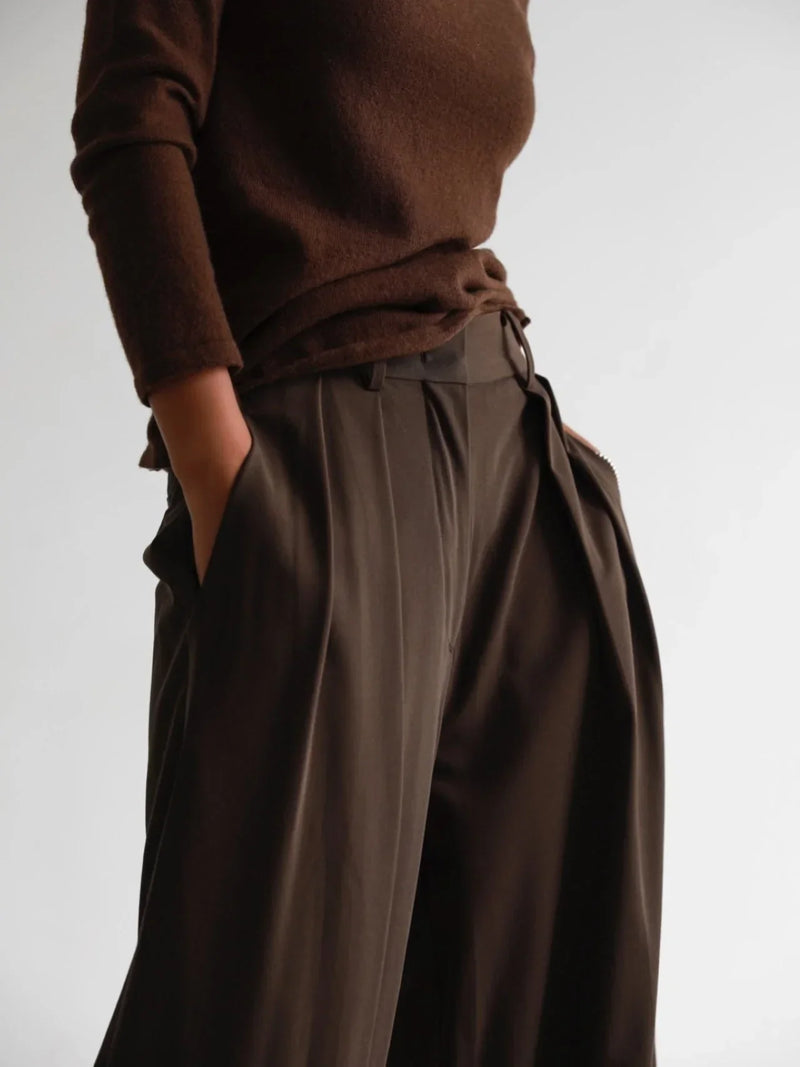 LOW WAISTED DOUBLE PLEATED WIDE TROUSERS