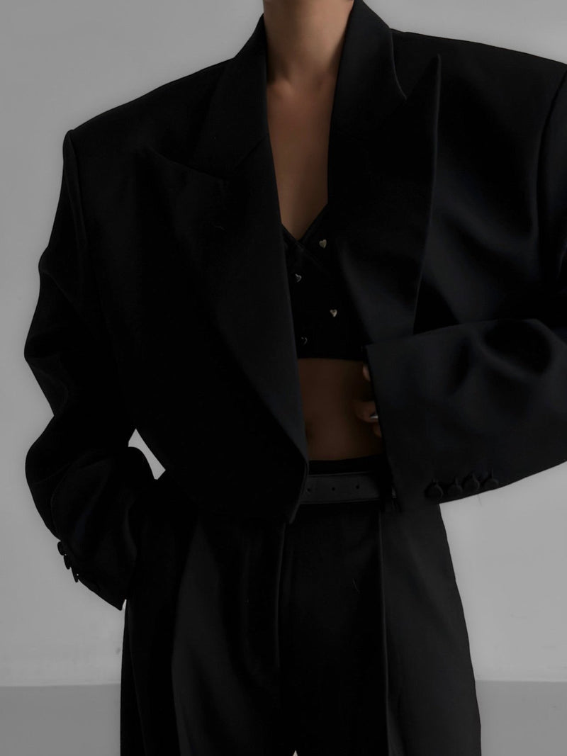 PEAKED LAPEL CROPPED WOOL BUTTONLESS BLAZER