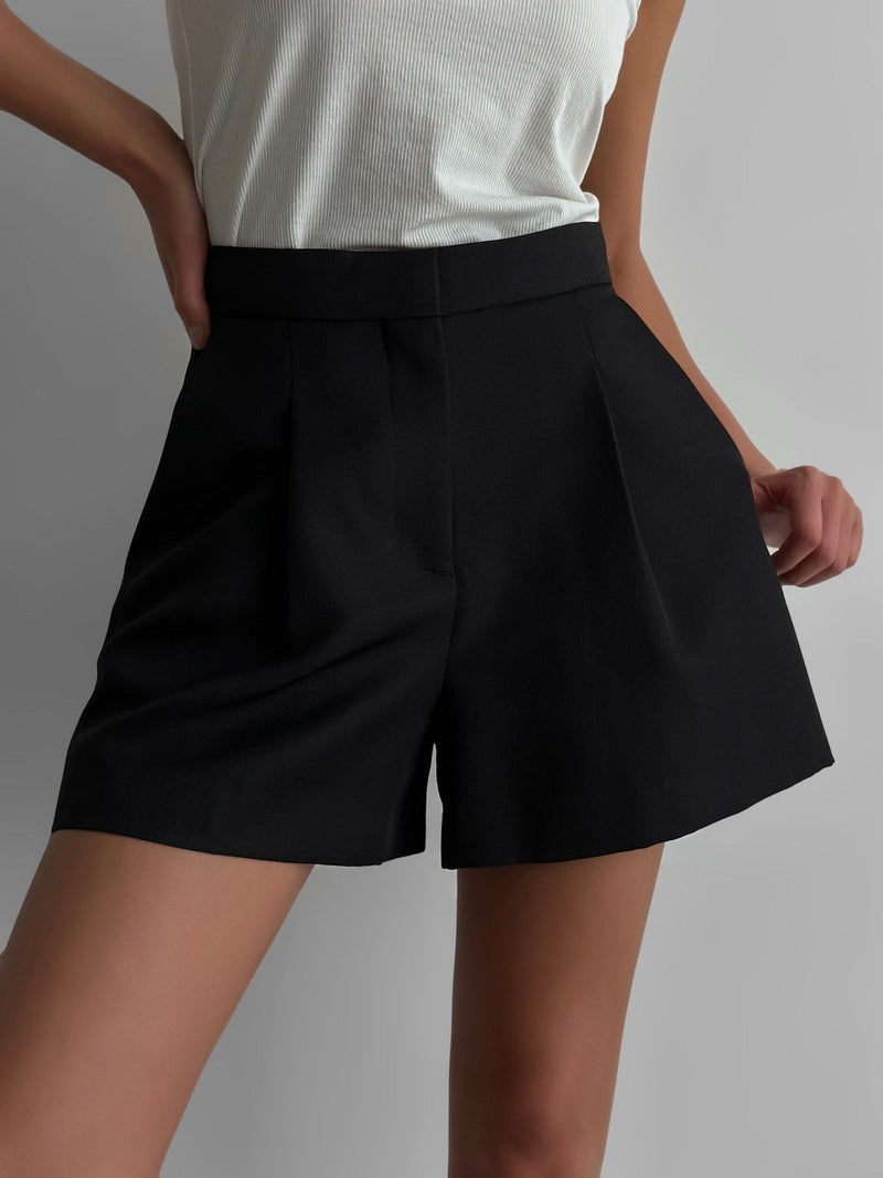 CLASSIC PLEATED DETAIL SHORTS