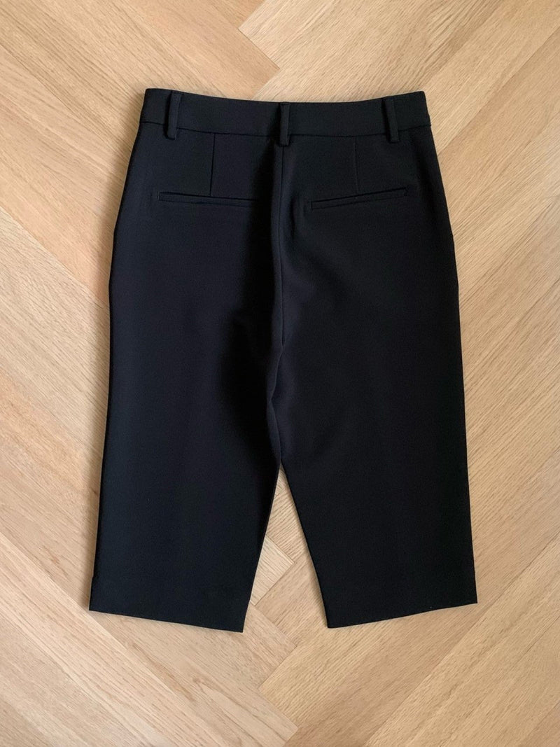 SLIM PIN TUCK SHORTS