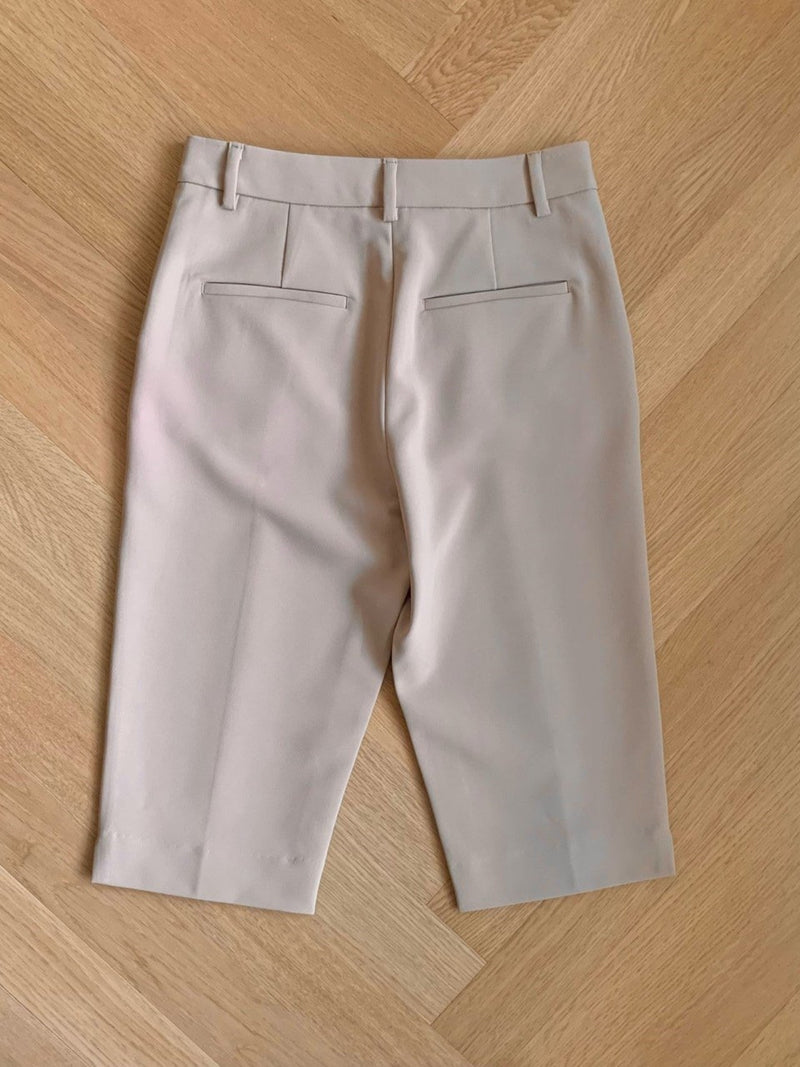 SLIM PIN TUCK SHORTS