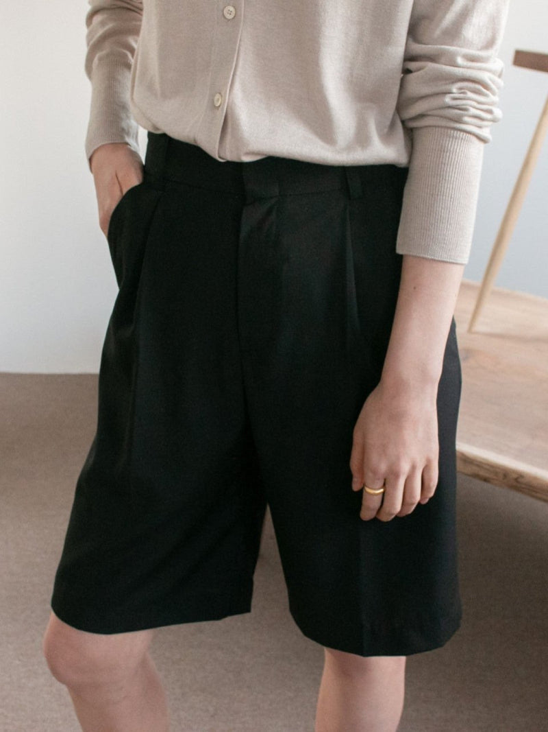 SUMMER WOOL BERMUDA SHORTS