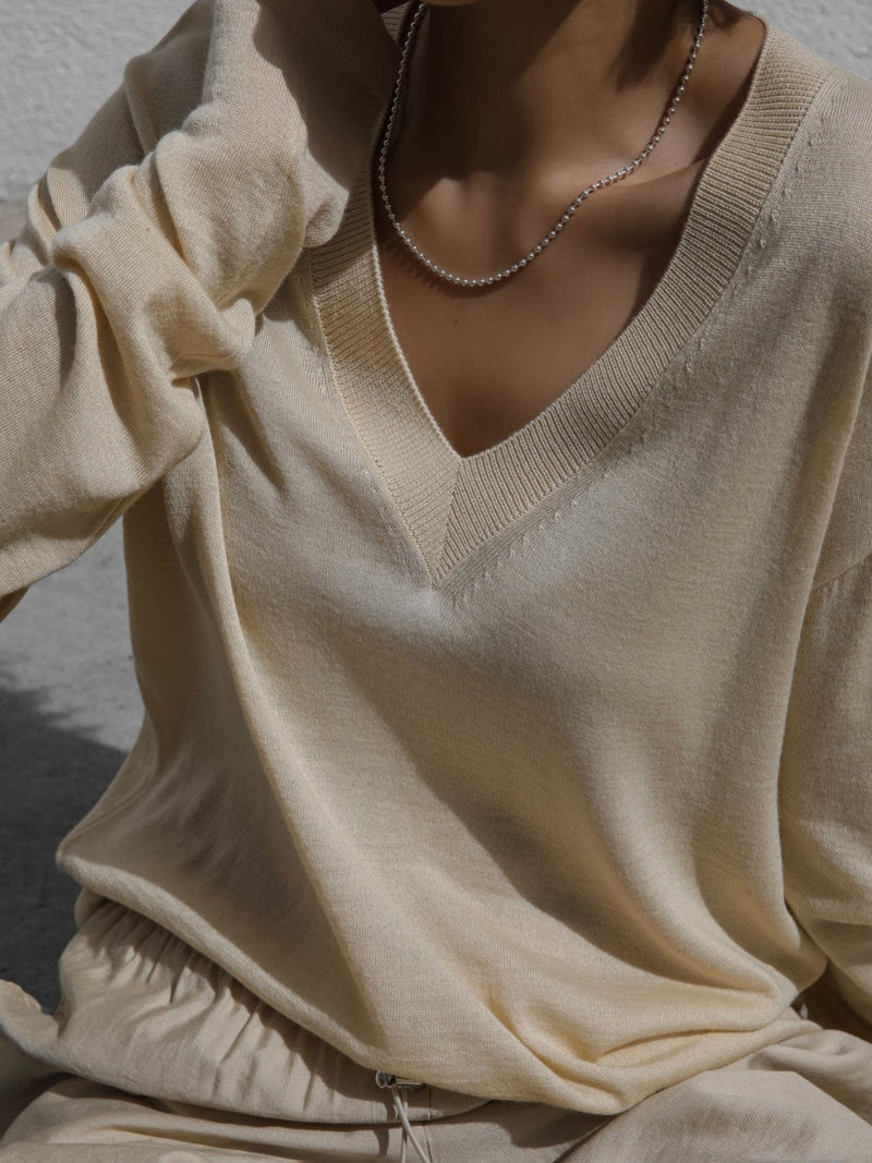 WOOL SILK DEEP V-NECK LONG SLEEVED KNIT