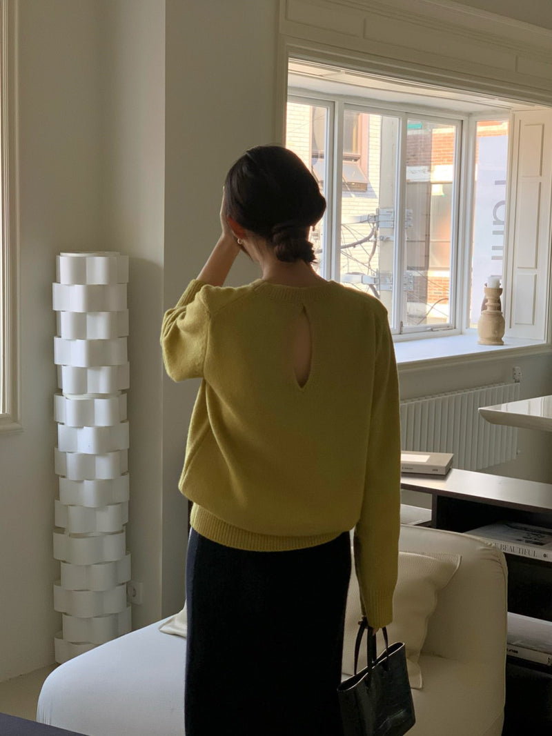 BACK SLIT WOOL O-NECK KNIT