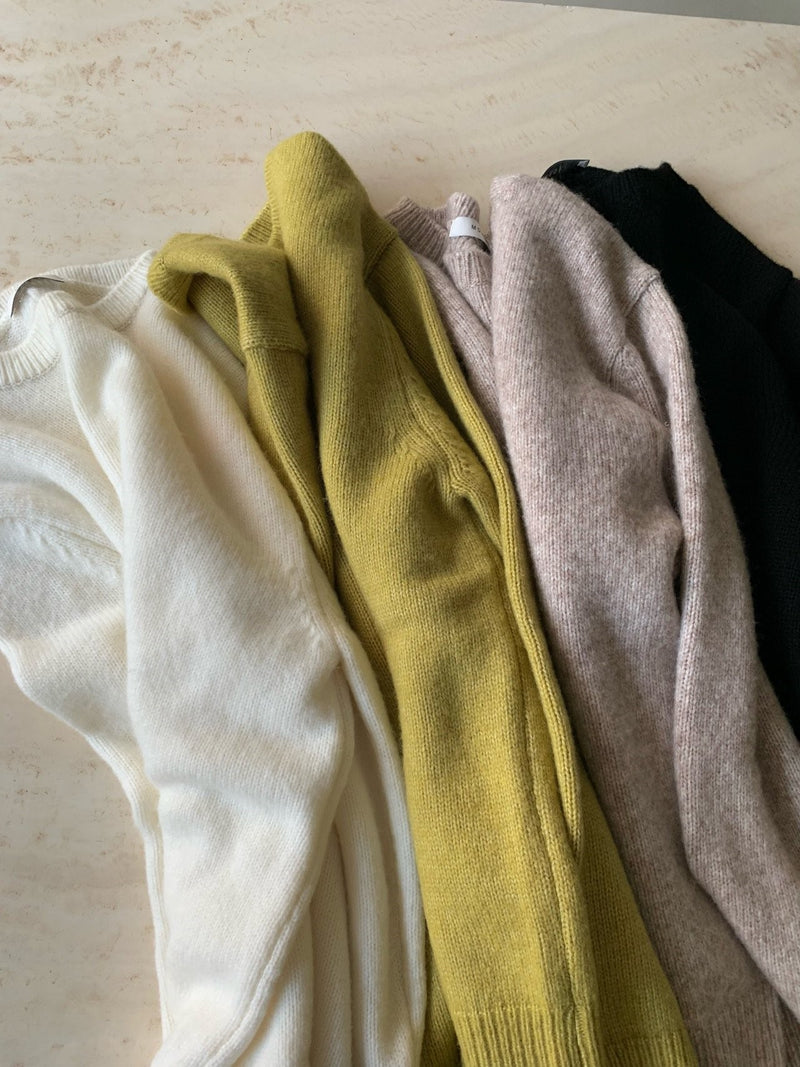 BACK SLIT WOOL O-NECK KNIT
