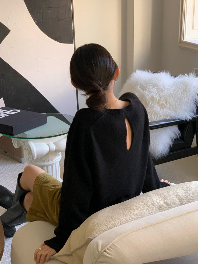 BACK SLIT WOOL O-NECK KNIT