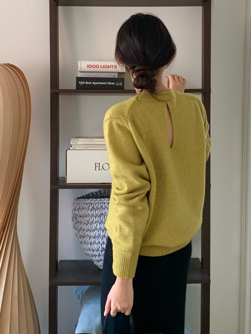 BACK SLIT WOOL O-NECK KNIT