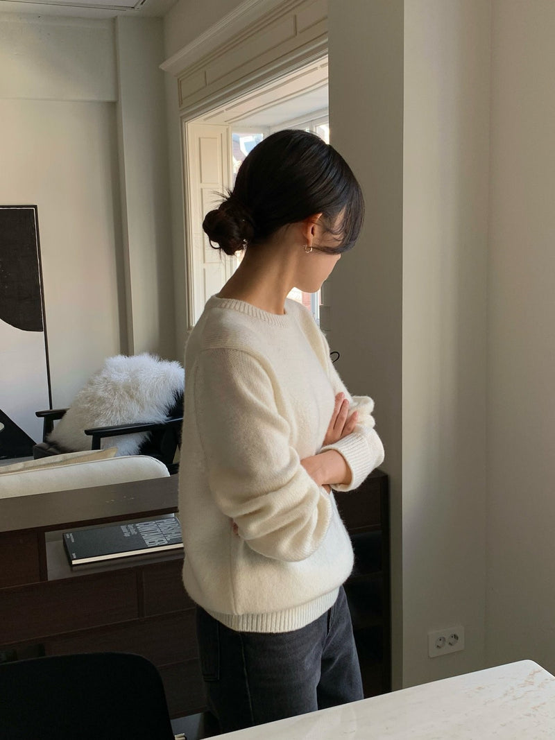 BACK SLIT WOOL O-NECK KNIT