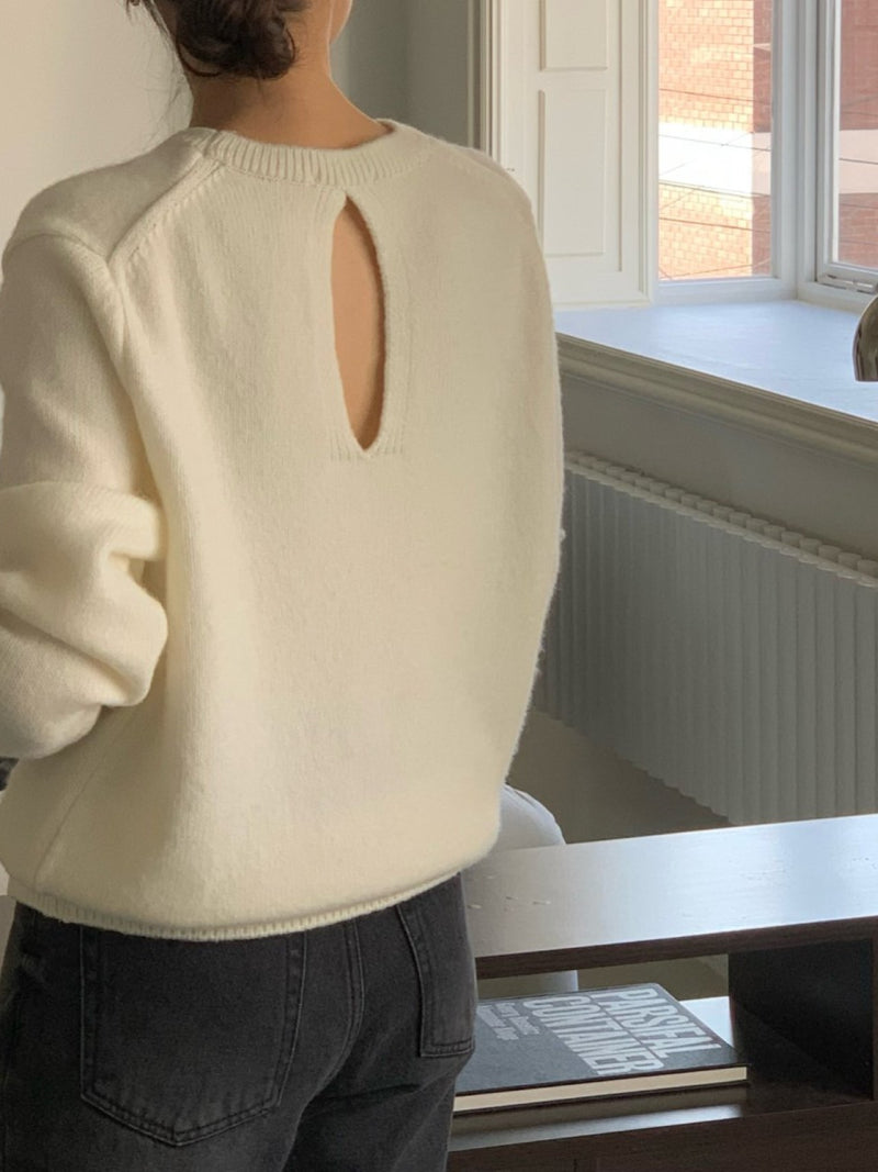 BACK SLIT WOOL O-NECK KNIT