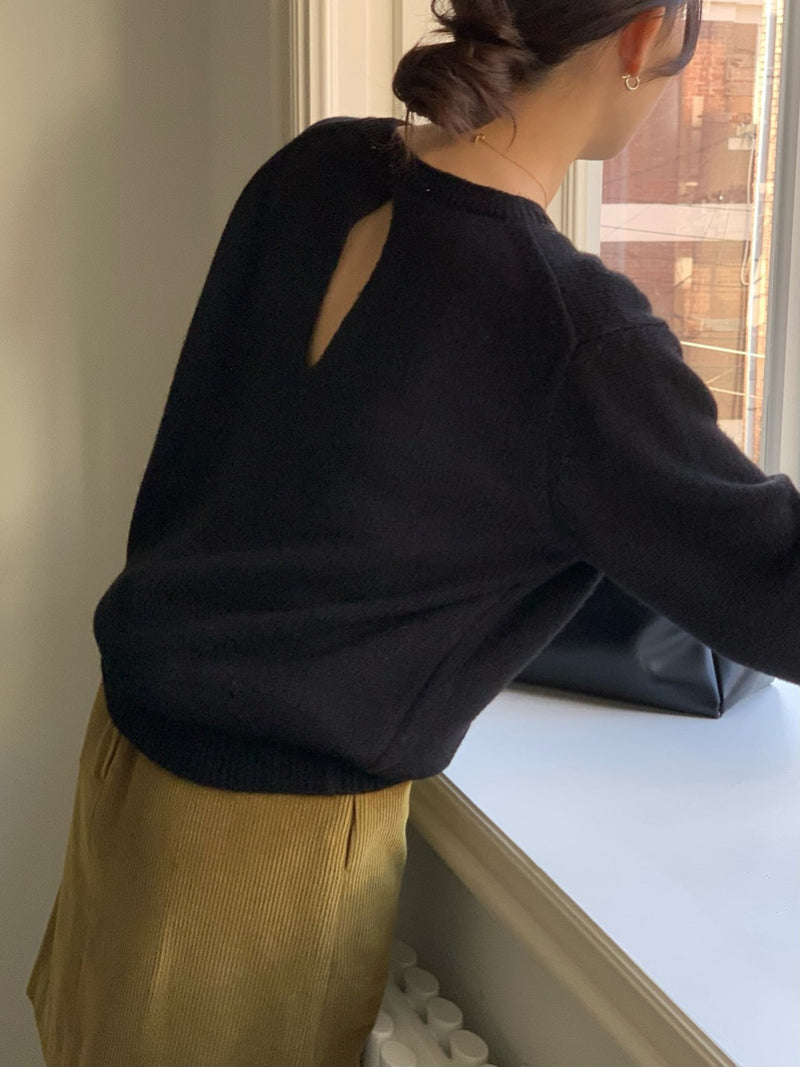 BACK SLIT WOOL O-NECK KNIT