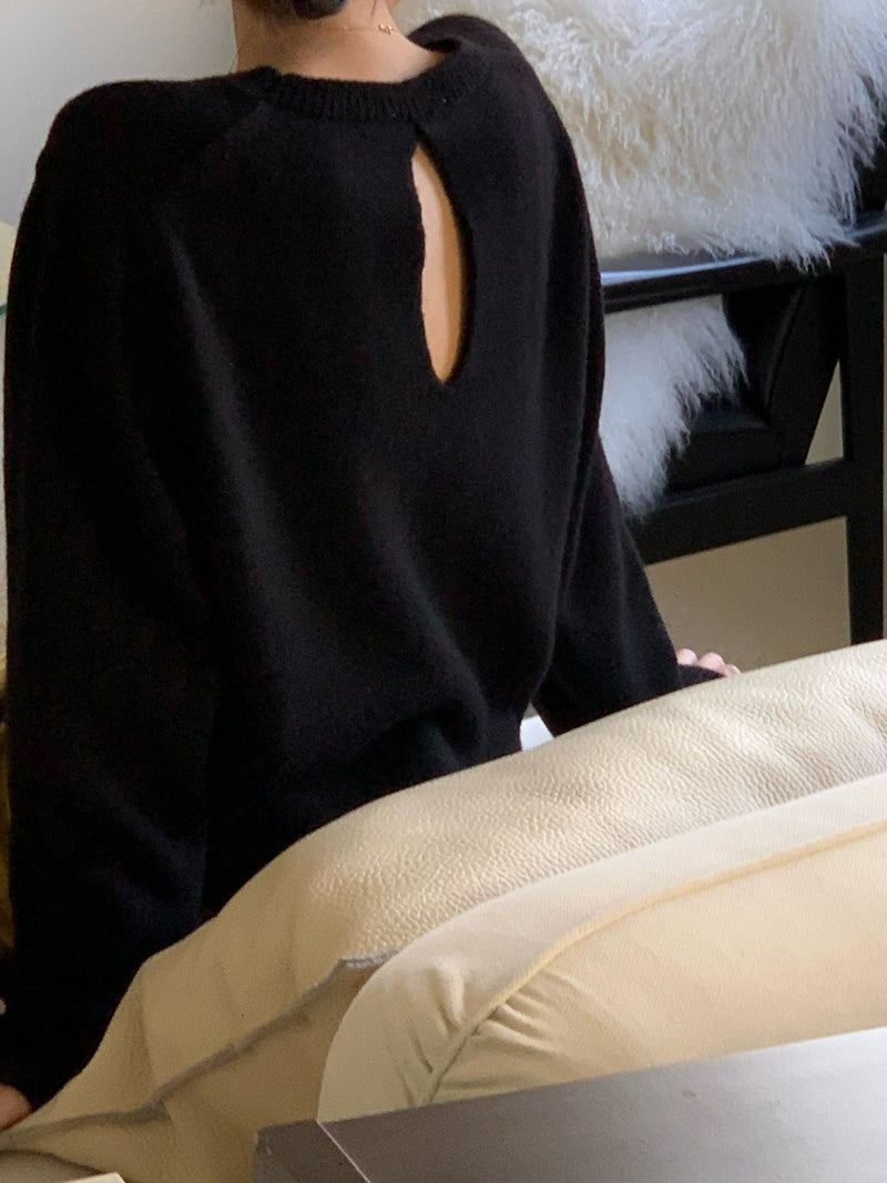 BACK SLIT WOOL O-NECK KNIT
