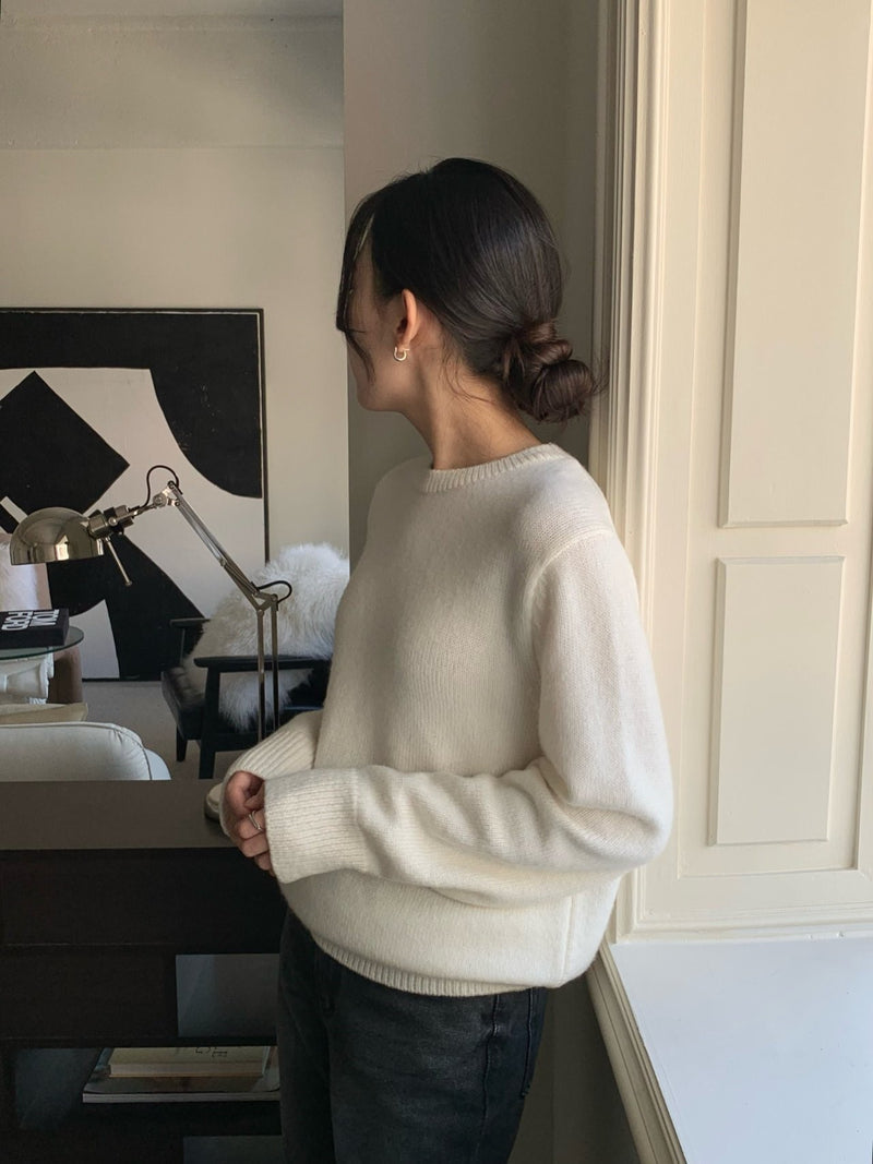 BACK SLIT WOOL O-NECK KNIT