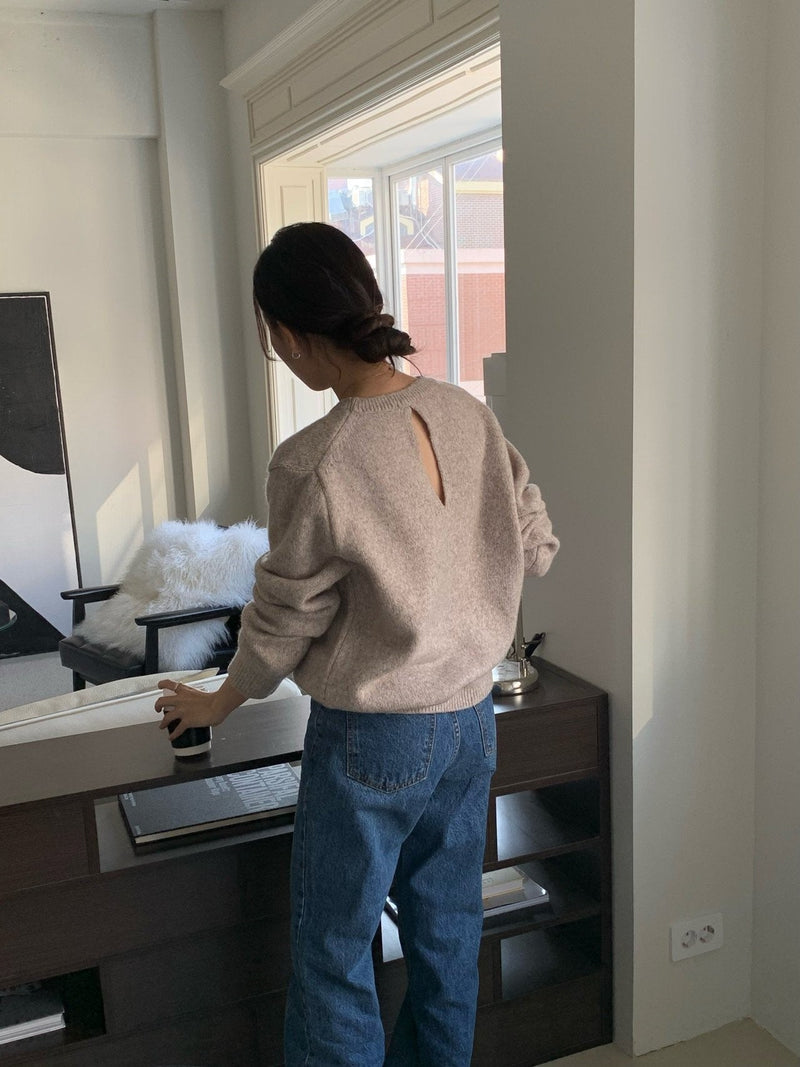 BACK SLIT WOOL O-NECK KNIT