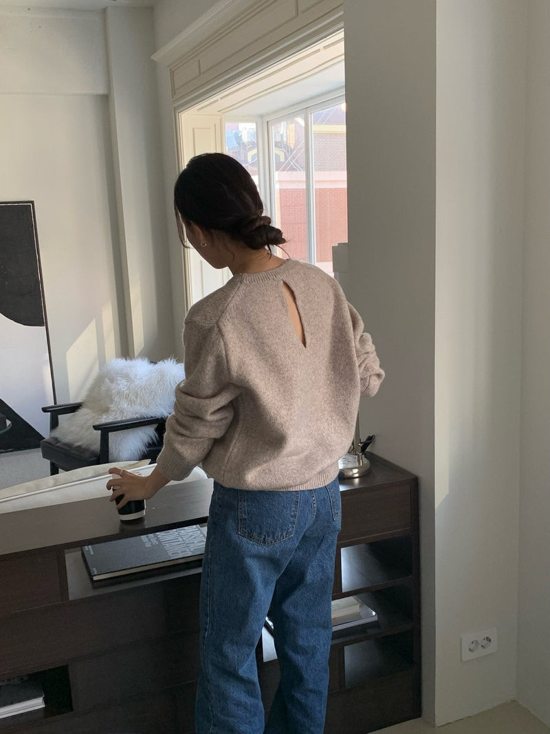 BACK SLIT WOOL O-NECK KNIT