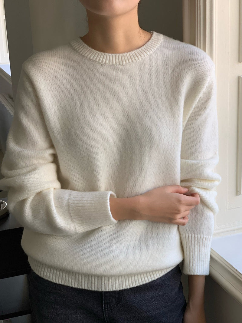 BACK SLIT WOOL O-NECK KNIT