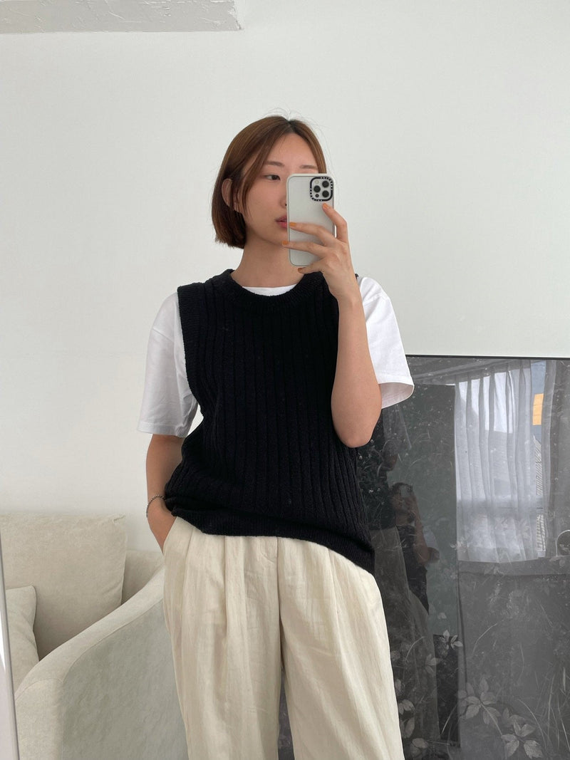 BOUCLE WOOL ROUND NECK KNIT VEST