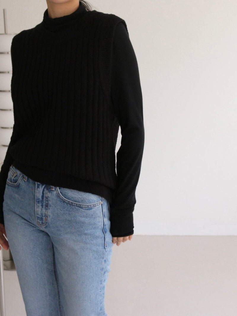 BOUCLE WOOL ROUND NECK KNIT VEST