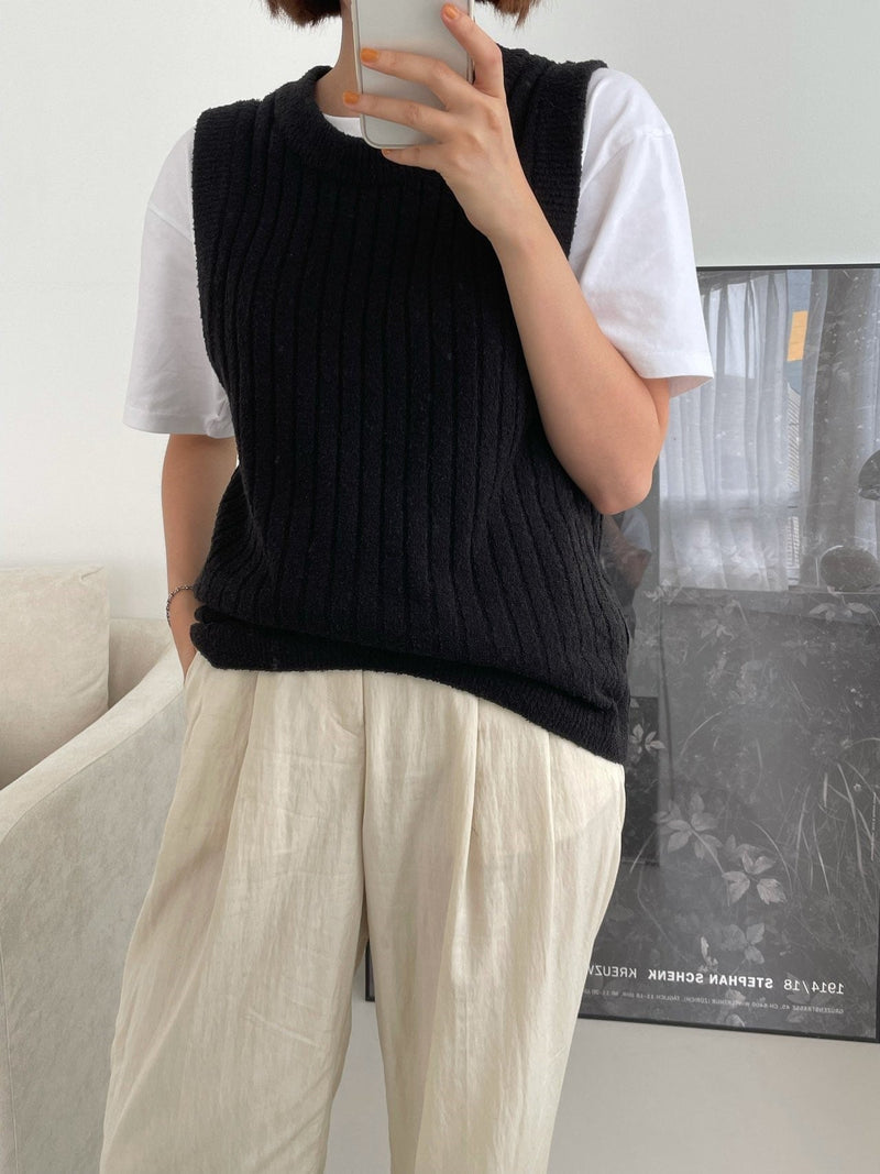 BOUCLE WOOL ROUND NECK KNIT VEST