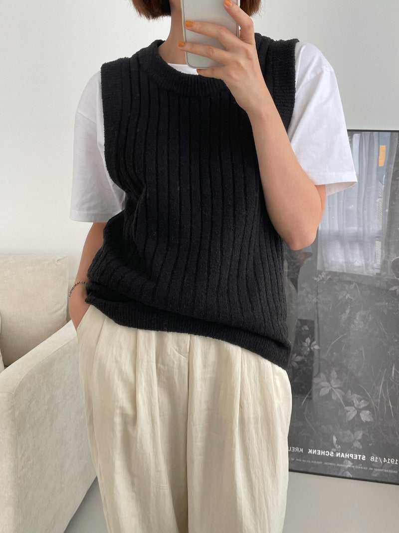 BOUCLE WOOL ROUND NECK KNIT VEST