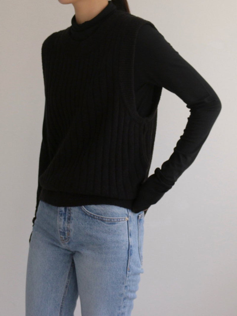 BOUCLE WOOL ROUND NECK KNIT VEST