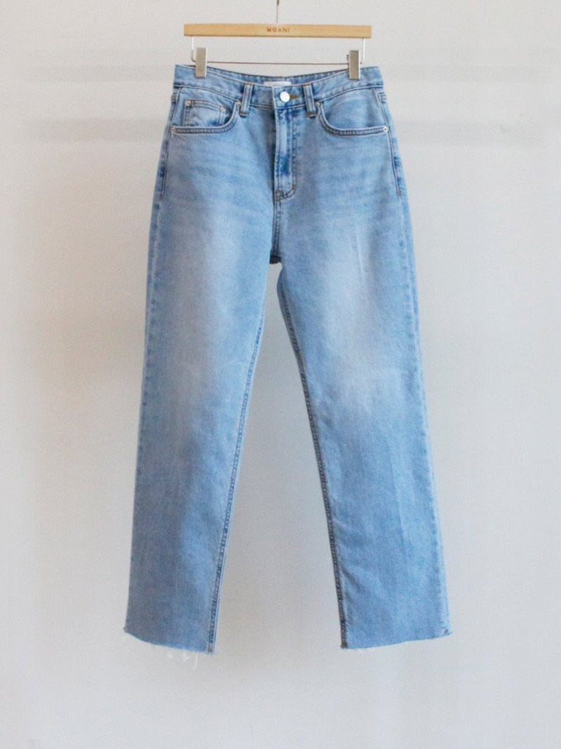 CLASSIC CUT DENIM JEANS