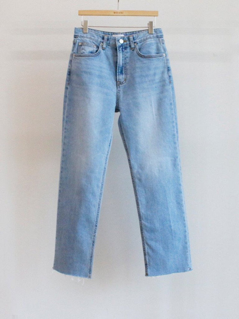CLASSIC CUT DENIM JEANS