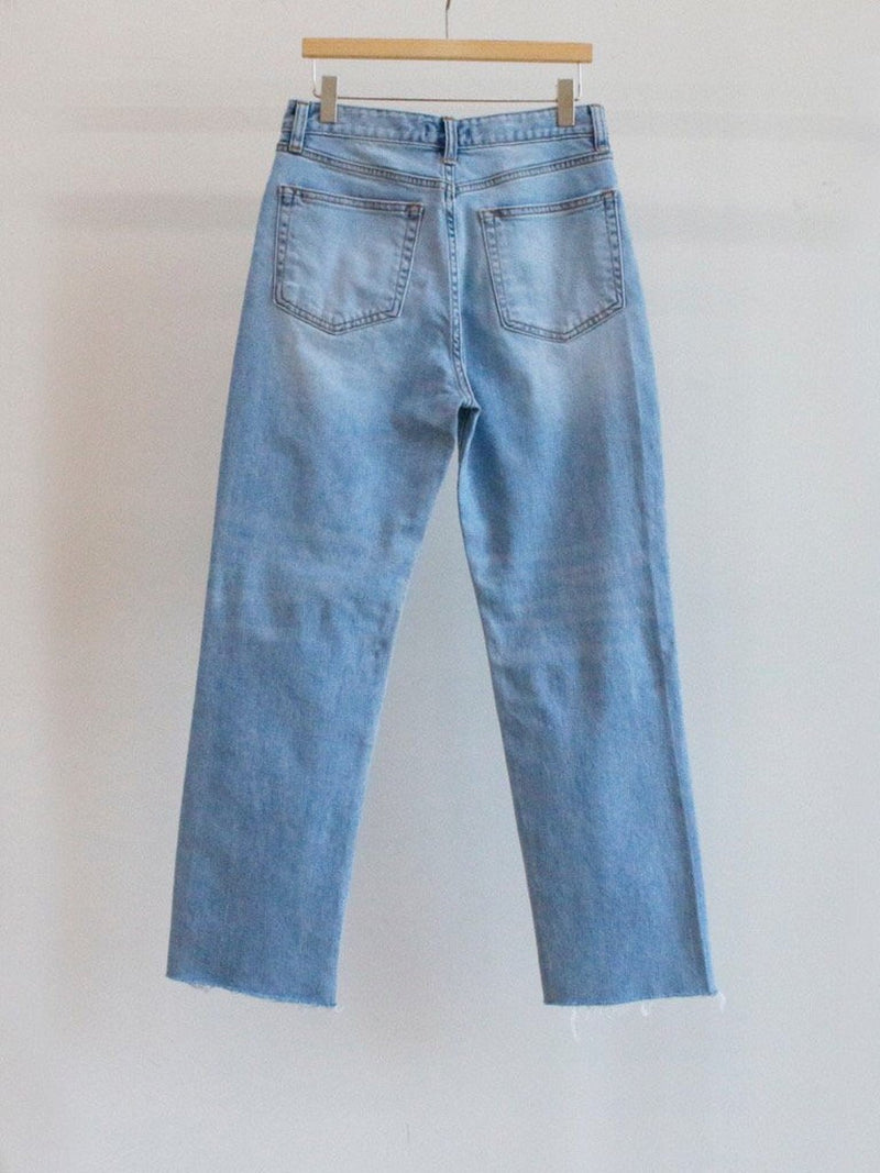 CLASSIC CUT DENIM JEANS