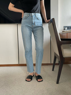 CLASSIC CUT DENIM JEANS