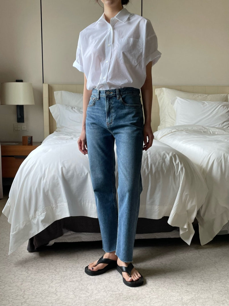 CLASSIC CUT DENIM JEANS