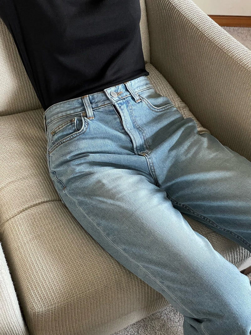 CLASSIC CUT DENIM JEANS