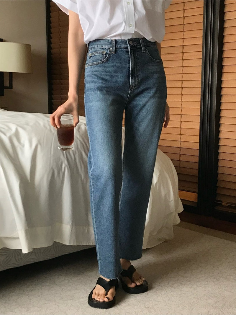 CLASSIC CUT DENIM JEANS