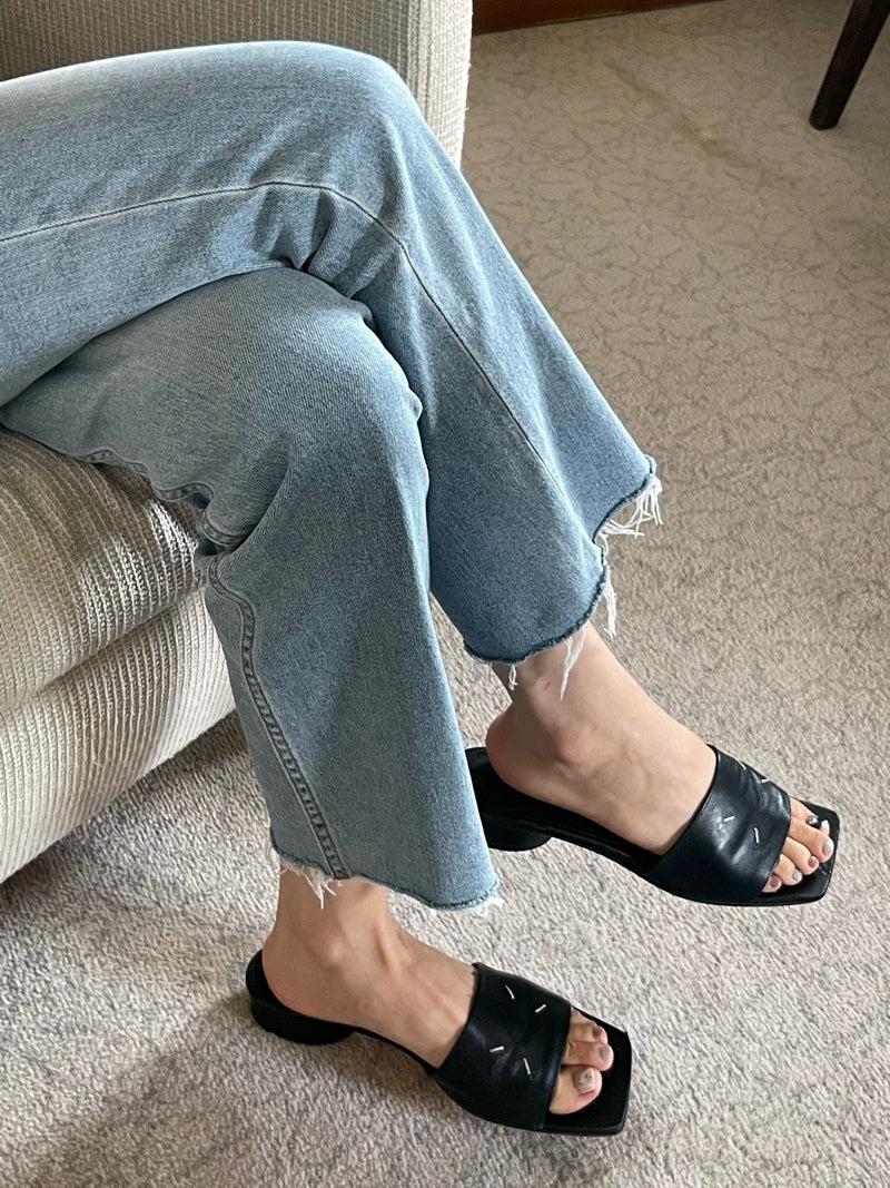 CLASSIC CUT DENIM JEANS