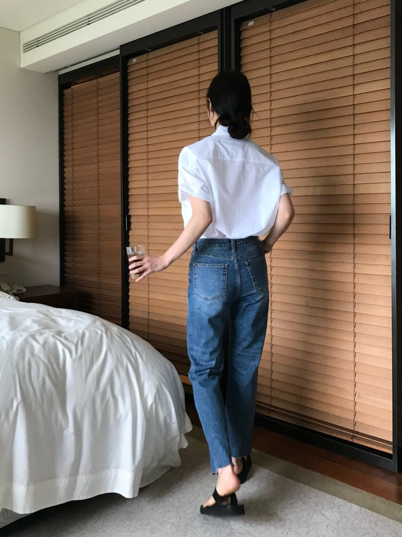 CLASSIC CUT DENIM JEANS