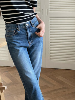 CLASSIC CUT DENIM JEANS