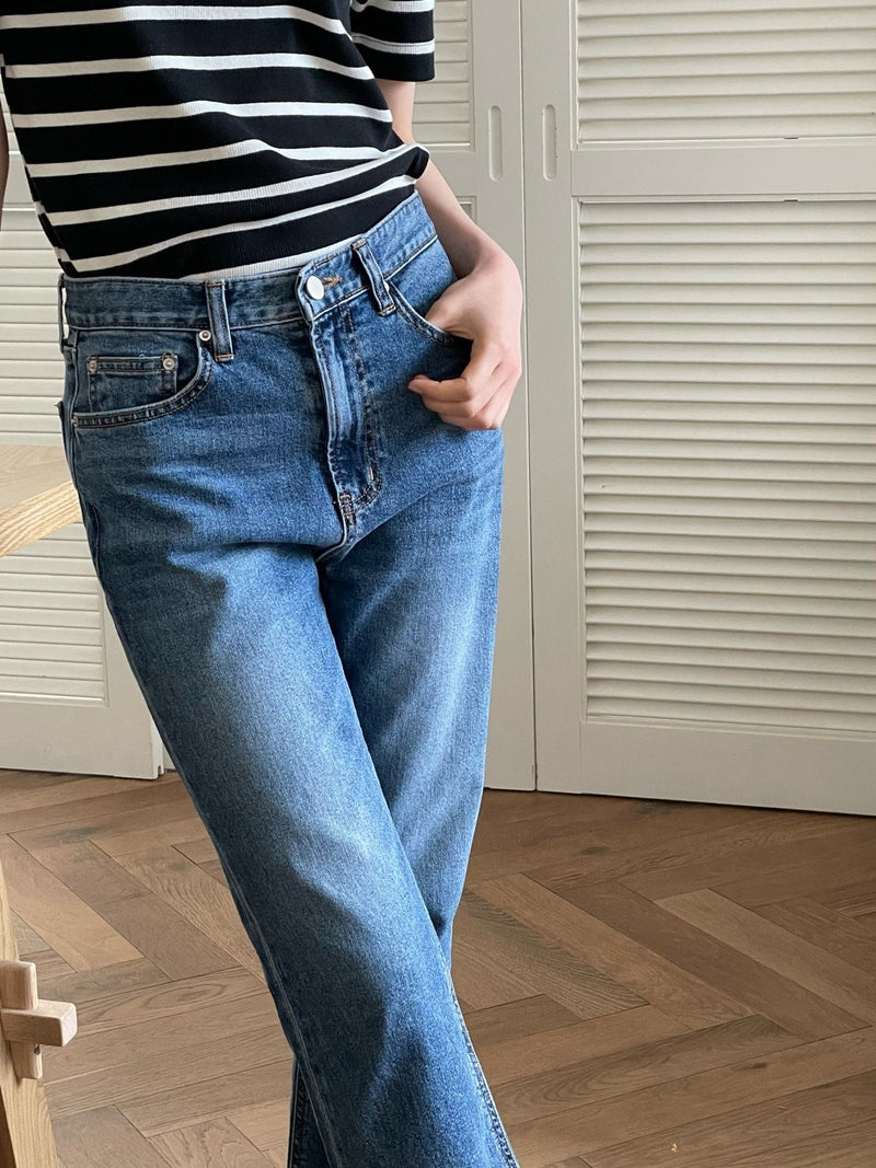 CLASSIC CUT DENIM JEANS
