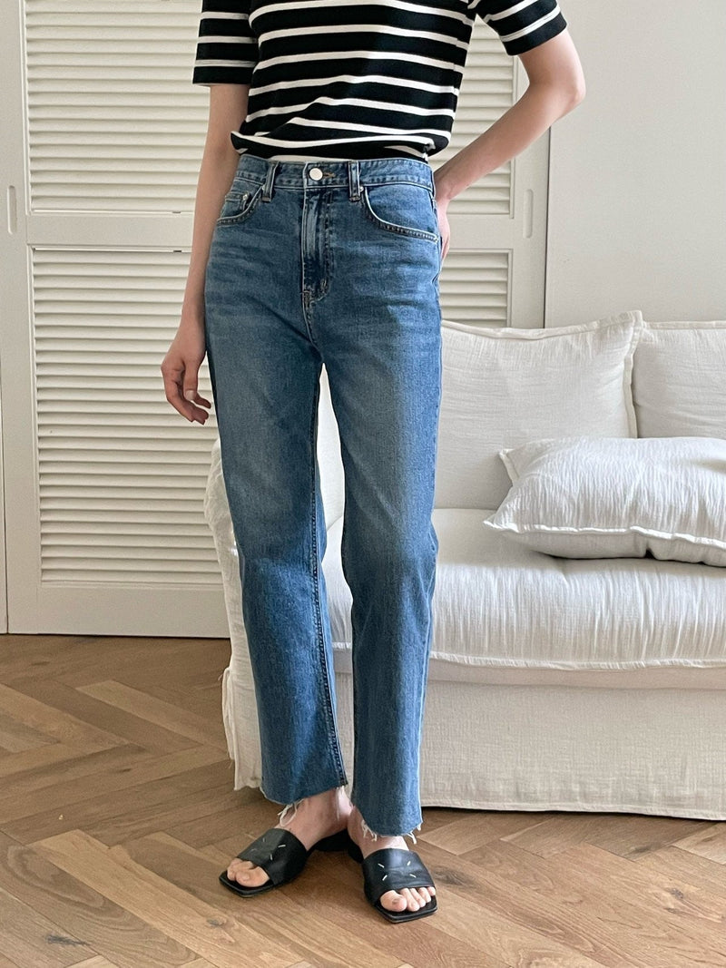 CLASSIC CUT DENIM JEANS