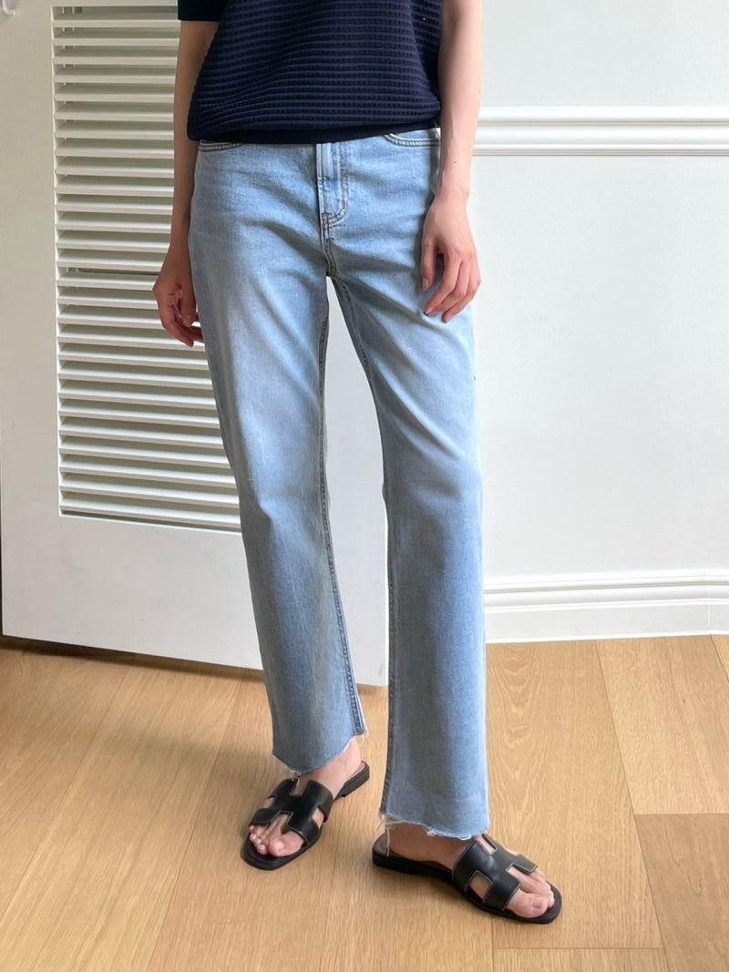 CLASSIC CUT DENIM JEANS