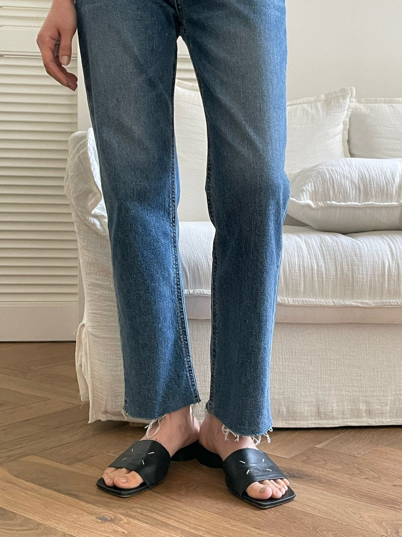 CLASSIC CUT DENIM JEANS