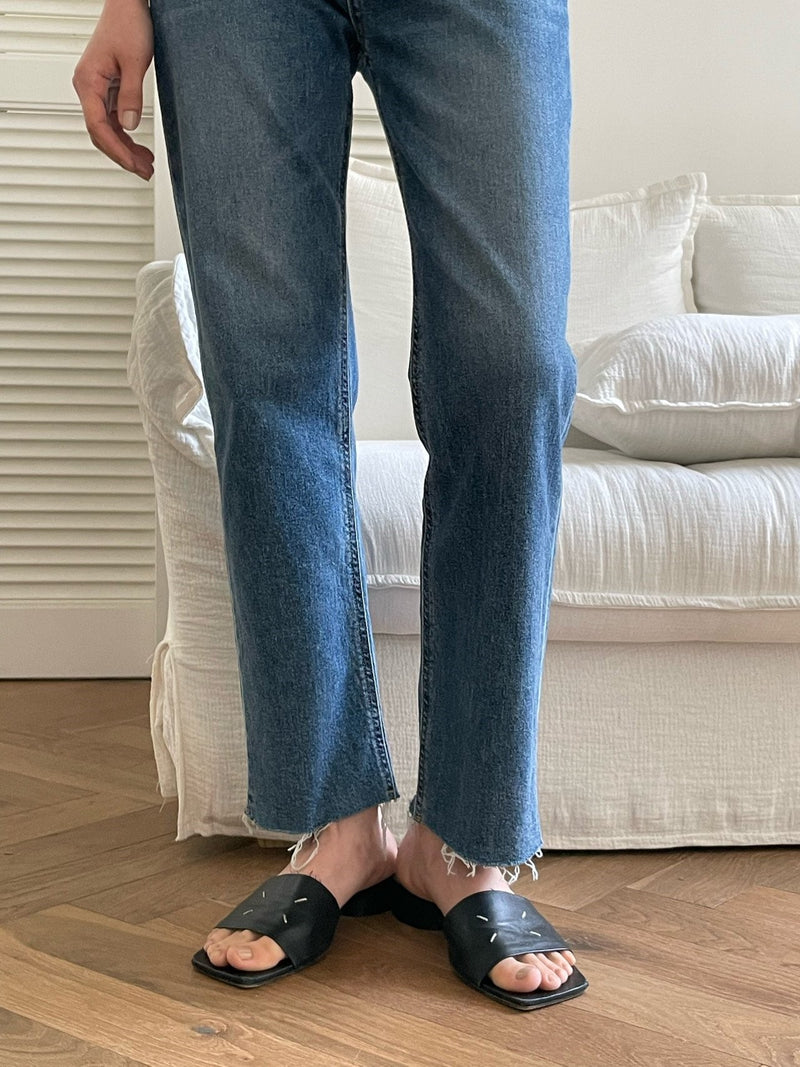 CLASSIC CUT DENIM JEANS
