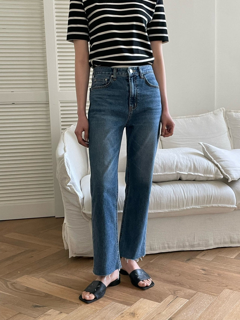 CLASSIC CUT DENIM JEANS
