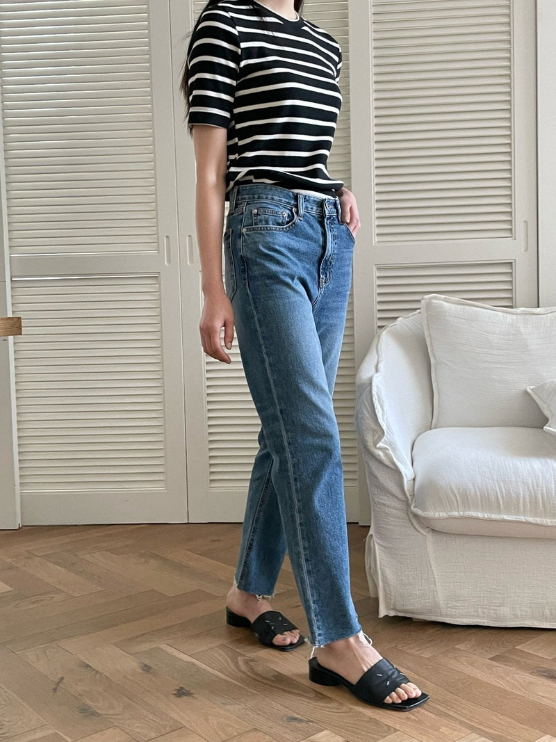 CLASSIC CUT DENIM JEANS