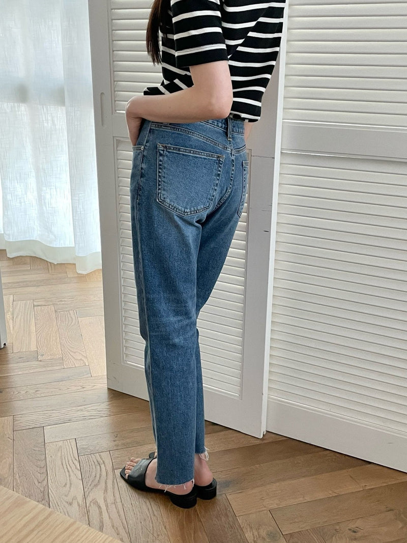CLASSIC CUT DENIM JEANS